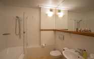 Toilet Kamar 5 The Central Private Hotel by Naumi Hotels