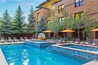 สระว่ายน้ำ Limelight Hotel Aspen