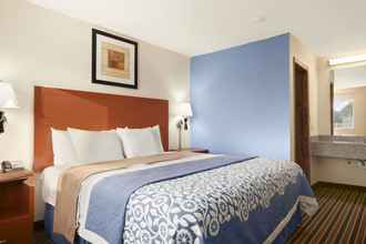 Bedroom 4 Days Inn by Wyndham Champaign/Urbana