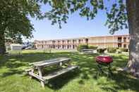 Common Space Days Inn by Wyndham Champaign/Urbana