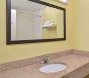 In-room Bathroom 6 La Quinta Inn & Suites by Wyndham Atlanta South - Newnan