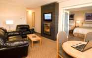 Ruang Umum 7 Woodlands Inn & Suites