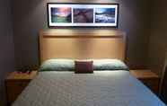 Bilik Tidur 6 Woodlands Inn & Suites