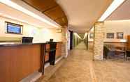 Lobi 4 Woodlands Inn & Suites