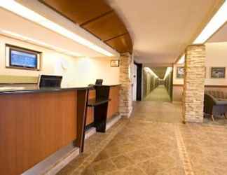 Lobi 2 Woodlands Inn & Suites