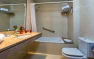 In-room Bathroom 7 Leonardo Hotel Barcelona Gran Via