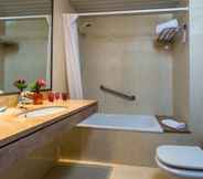 In-room Bathroom 7 Leonardo Hotel Barcelona Gran Via