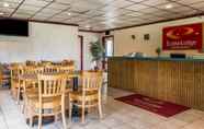 Restaurant 3 Econo Lodge Inn & Suites near Split Rock and Harmony Lake