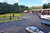 Common Space Econo Lodge Inn & Suites near Split Rock and Harmony Lake