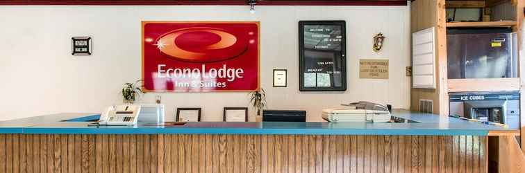 Lobby Econo Lodge Inn & Suites near Split Rock and Harmony Lake