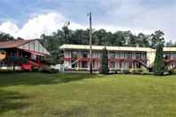 Exterior Econo Lodge Inn & Suites near Split Rock and Harmony Lake