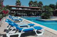 Swimming Pool Hotel La Carreta