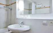 Toilet Kamar 6 Hotel Kyriad Avignon - Centre Commercial Cap Sud