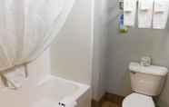 In-room Bathroom 7 Days Inn by Wyndham Fargo/Casselton