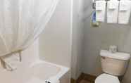 In-room Bathroom 7 Days Inn by Wyndham Fargo/Casselton