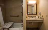 Toilet Kamar 7 Hilton Garden Inn Wooster