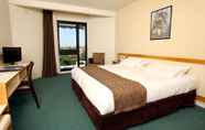 Bedroom 7 Brit Hotel du Lac