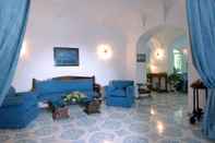 Lobi Pazziella Garden & Suites