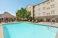 Hồ bơi Homewood Suites Sacramento Roseville