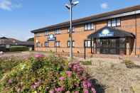 Exterior Days Inn by Wyndham Warwick South M40