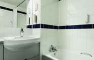 In-room Bathroom 4 Days Inn by Wyndham Warwick South M40