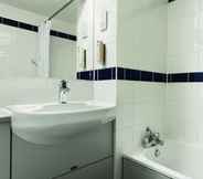 In-room Bathroom 4 Days Inn by Wyndham Warwick South M40