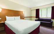 Bedroom 2 Days Inn by Wyndham Warwick South M40