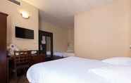 Bedroom 7 Hotel le Noailles Nice Gare