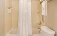 In-room Bathroom 3 SpringHill Suites by Marriott Newark Liberty International