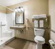 In-room Bathroom 7 Comfort Suites at Par 4 Resort