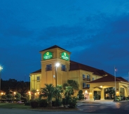 Exterior 7 La Quinta Inn & Suites by Wyndham Prattville