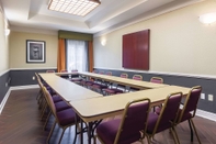 Functional Hall La Quinta Inn & Suites by Wyndham Prattville