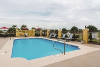 Swimming Pool La Quinta Inn & Suites by Wyndham Prattville