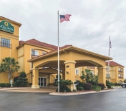 Exterior 2 La Quinta Inn & Suites by Wyndham Prattville