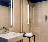 In-room Bathroom 6 Mercure Rochefort La Corderie Royale