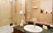 Toilet Kamar 2 Crystal Palace Boutique Hotel