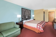 Bedroom Super 8 by Wyndham Troy IL/St. Louis Area