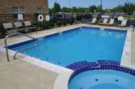 Swimming Pool Towneplace Suites Fredericksburg