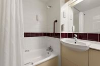 Toilet Kamar Days Inn by Wyndham Gretna Green M74