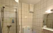 In-room Bathroom 6 Hotel Attaché Frankfurt Airport Raunheim