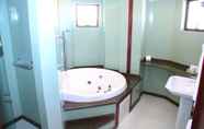 In-room Bathroom 4 Hotel Lang Palace