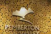 Lobi Pemberton Valley Lodge
