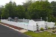 Swimming Pool Coachman Inn