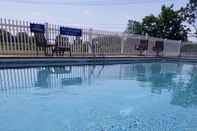 Swimming Pool Days Inn & Suites by Wyndham Lancaster Amish Country