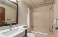 In-room Bathroom 5 Days Inn & Suites by Wyndham Lancaster Amish Country