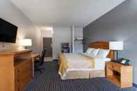 Bedroom Days Inn & Suites by Wyndham Lancaster Amish Country