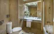 In-room Bathroom 4 Exe Oviedo Centro