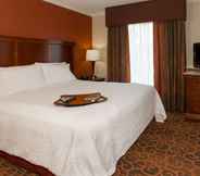 Bedroom 6 Hampton Inn & Suites Cleveland-Beachwood