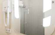 In-room Bathroom 5 ibis Wavre Brussels East