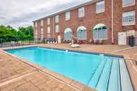 Swimming Pool Holiday Inn Express Hotel & Suites Warrenton, an IHG Hotel